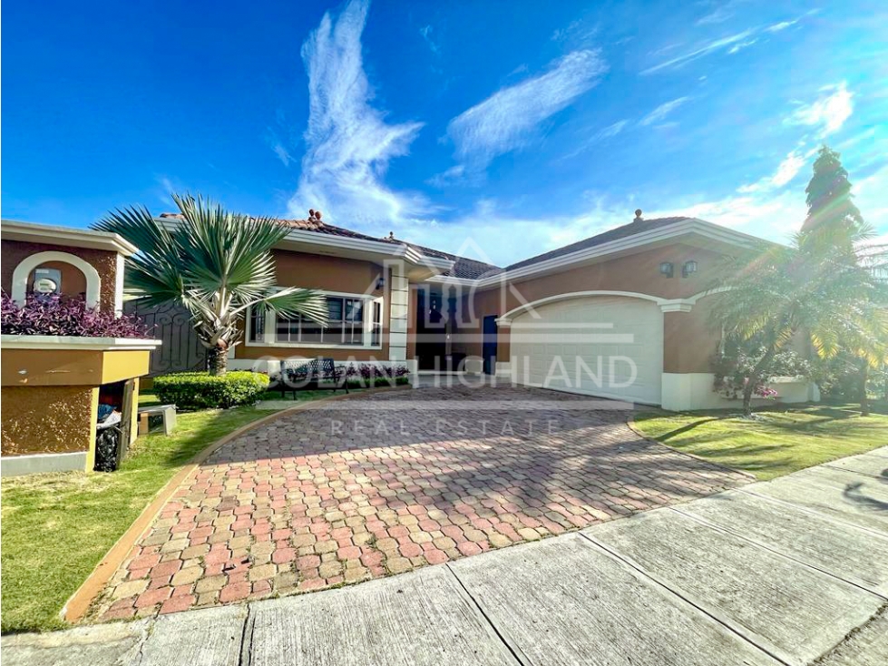 Se vende Casa con piscina en Sunset Coast Costa Sur 