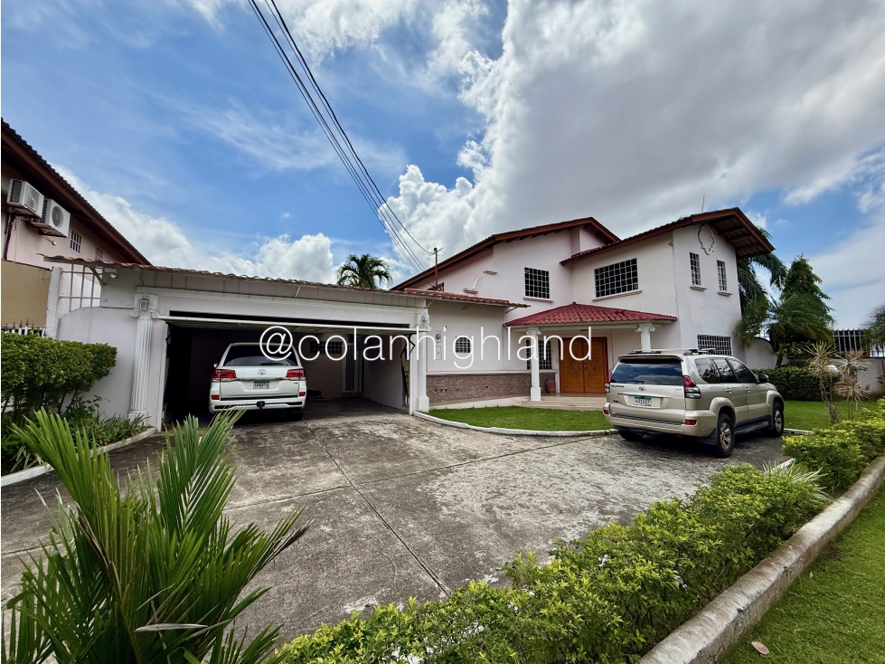 Se Vende Casa en Con Piscina en Villa Lucre