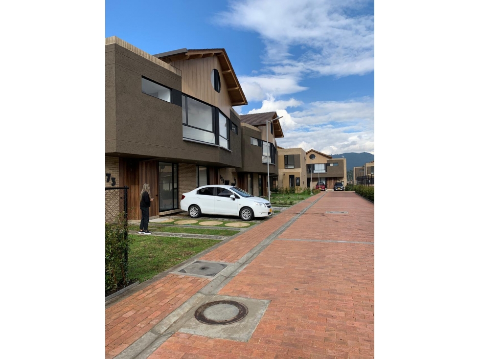 SE VENDE HERMOSA CASA EN CAJICA