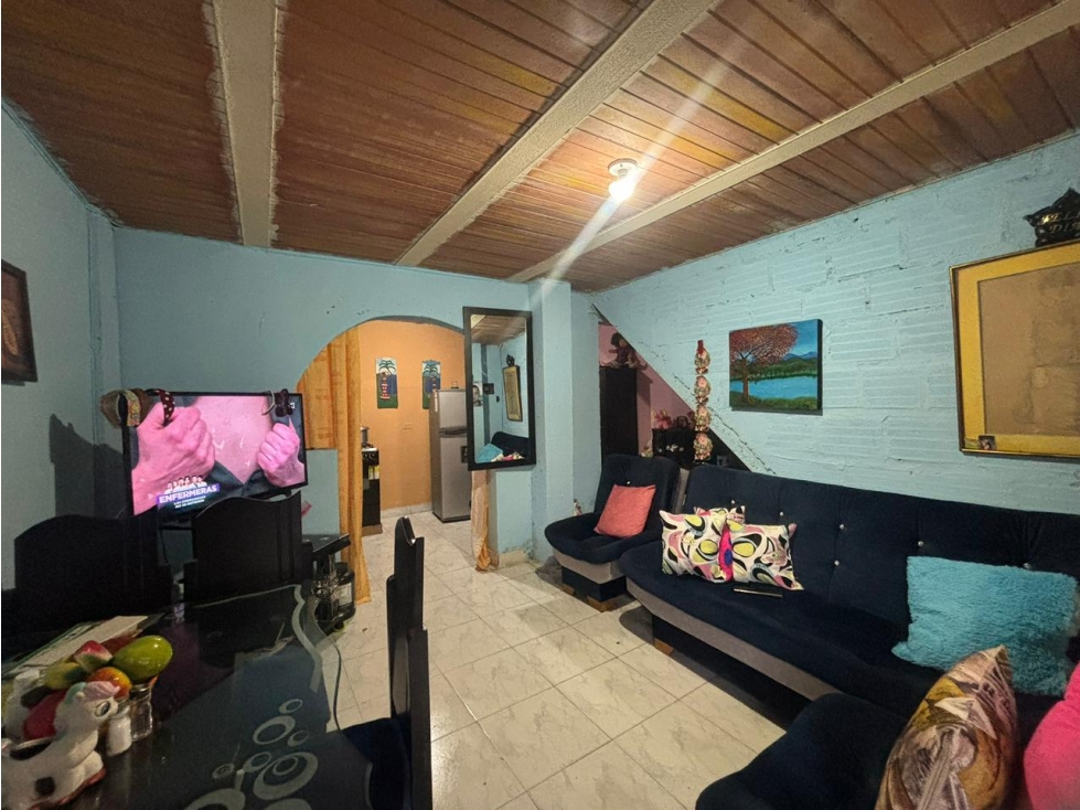 VENTA DE CASA CON PISOS INDEPENDIENTES EN LOS 2500 LOTES — foto 2