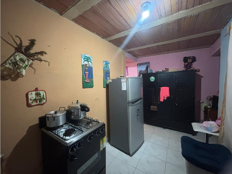 VENTA DE CASA CON PISOS INDEPENDIENTES EN LOS 2500 LOTES — foto 3