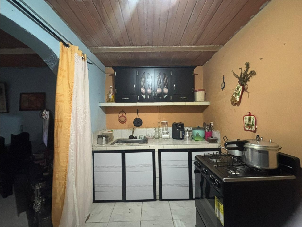VENTA DE CASA CON PISOS INDEPENDIENTES EN LOS 2500 LOTES — foto 4