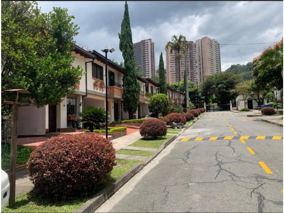 SE VENDE CASA EN SABANETA UNIDAD CERRADA