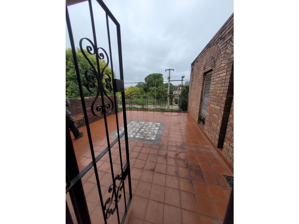 Oportunidad! Imponente Casa a Refaccionar en B° Poeta Lugones - 5