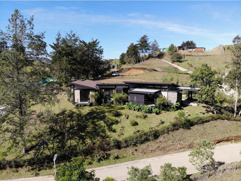 CASA CAMPESTRE 242 m² - EN MONTE SERENO REFUGIO
