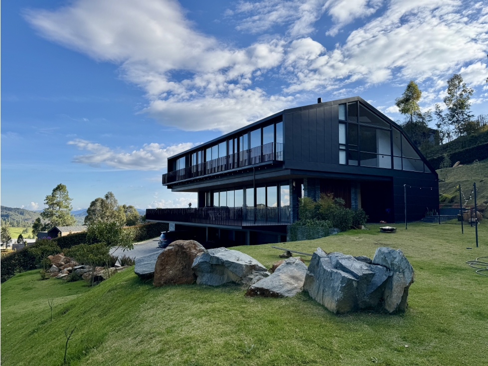 CASA MODERNA EN ALTO DE PALMAS - 546 m²
