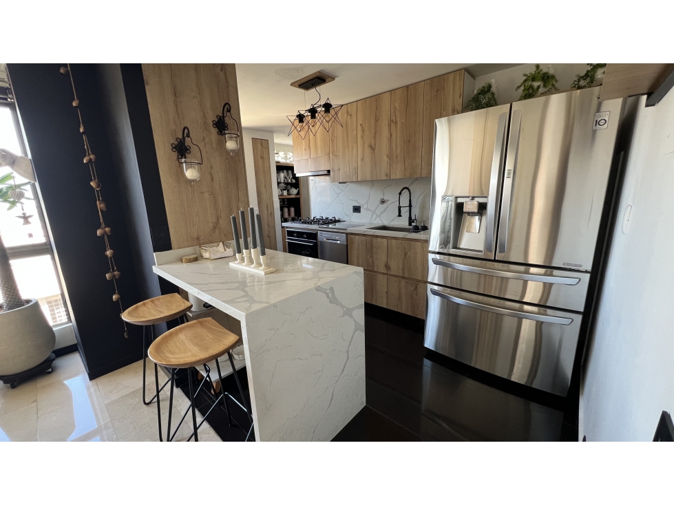 HERMOSO APARTAMENTO EN EL POBLADO, MEDELLÍN — foto 2