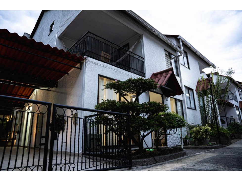 Casa esquinera en Conjunto para la venta en la Av. Sur, Pereira!!!