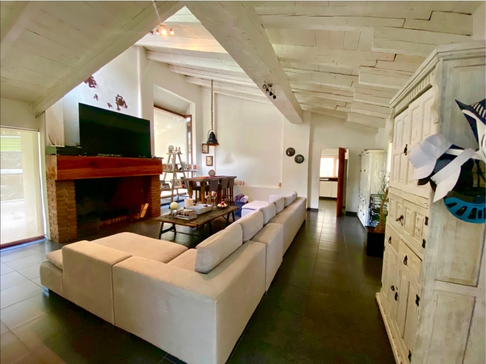 MAGNÍFICA CASA EN VENTA EN AVANDARO - 1