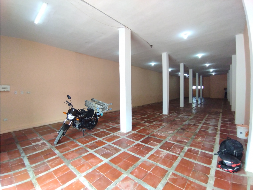LOCAL Y OFICINAS EN ARRIENDO EN PIE DE LA POPA