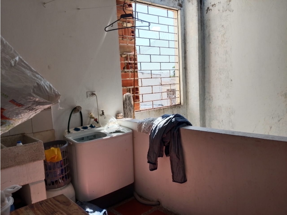 CASA CON 3 APTOS Y UN LOCAL PARA VENTA EN EL SOCORRO — foto 2