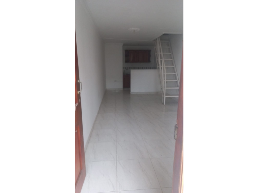 VENTA CASA DE 3 PISOS DIVIDIDA EN APTOS EN LOS CALAMARES — foto 4