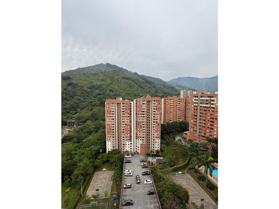 VENTA APARTAMENTO LOMA DE LOS BERNAL — foto 2