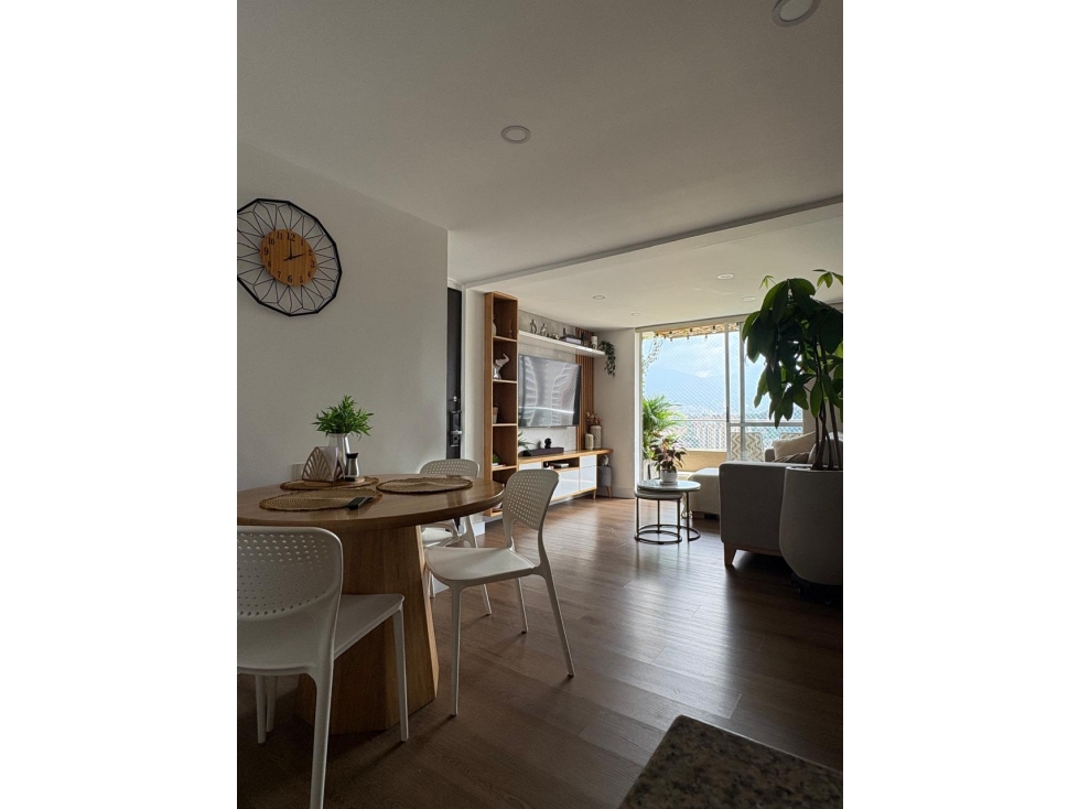 Vendo apartamento completamente remodelado en la loma de los Bernal