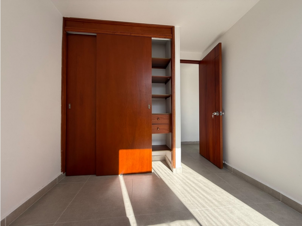 VENTA APARTAMENTO REMODELADO EN LOS COLORES — foto 4