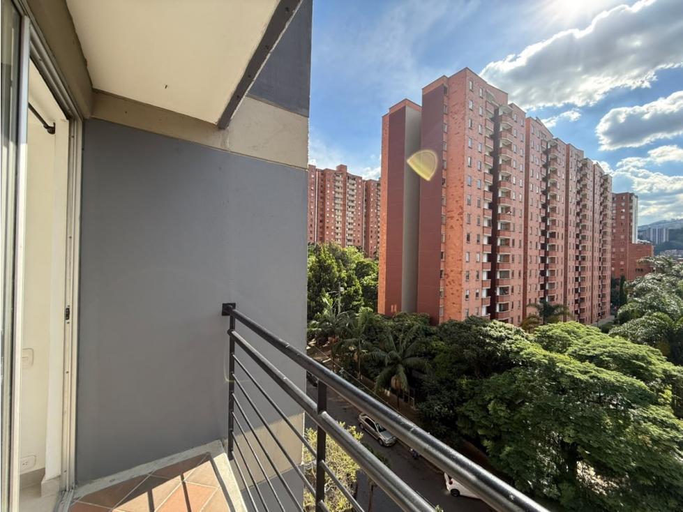 VENTA APARTAMENTO REMODELADO EN LOS COLORES