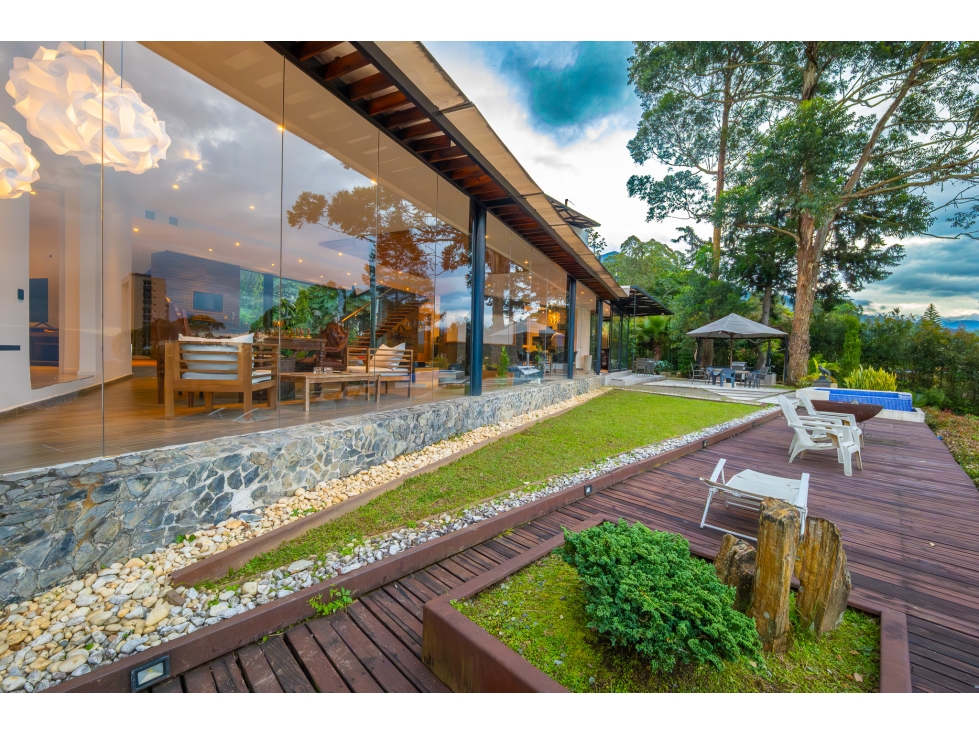 Casa con vista a la ciudad y lote amplio - Las Palmas, Medellin — foto 3