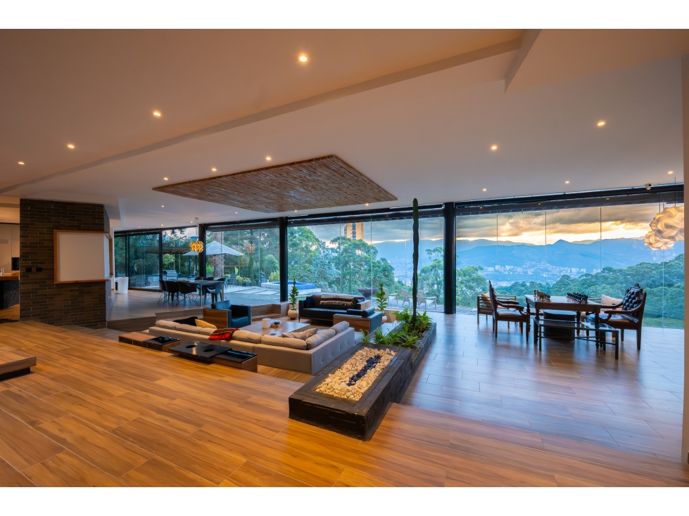 Casa con vista a la ciudad y lote amplio - Las Palmas, Medellin — foto 2