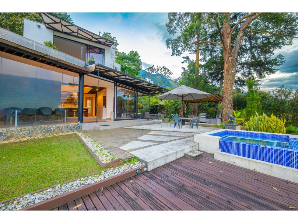 Casa con vista a la ciudad y lote amplio - Las Palmas, Medellin