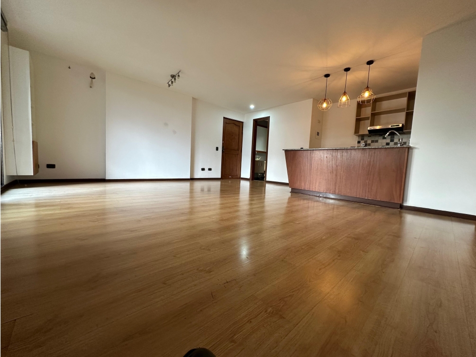 APARTAMENTO EN ALQUILER POBLADO — foto 2