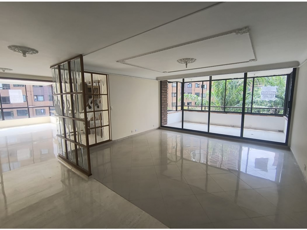 Arriendo Amplio Apartamento en el Poblado, La Tomatera