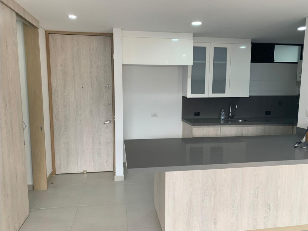 APARTAMENTO EN VENTA / LOMA DE LAS BRUJAS — foto 2