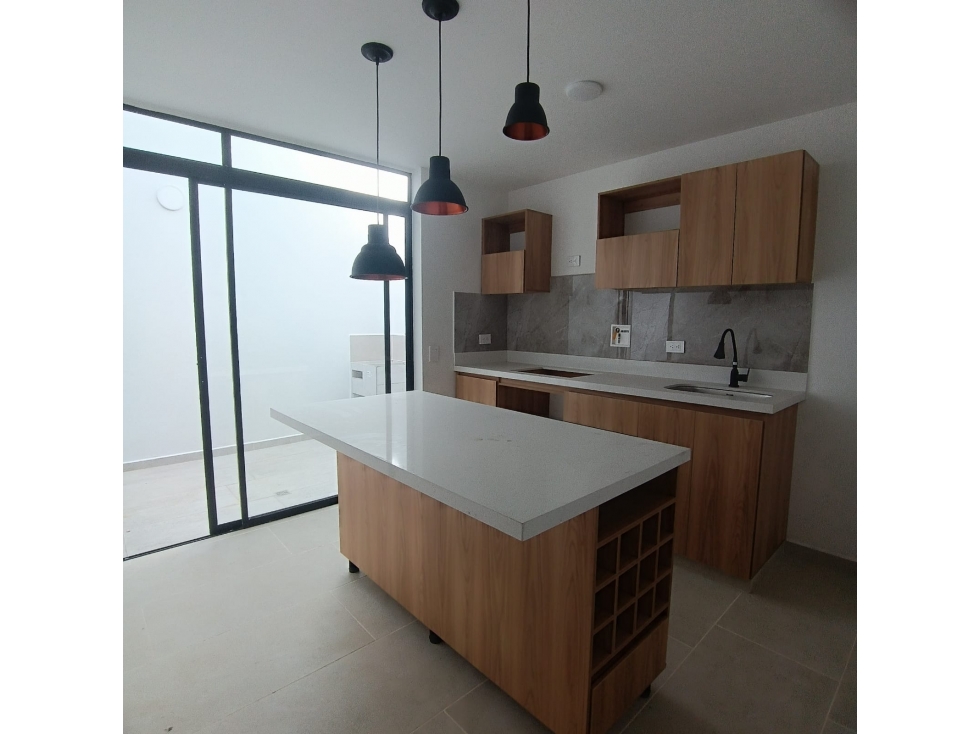 VENDO CASA EN LA CEJA CON AMPLIO ANTEJARDIN