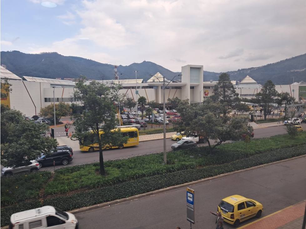 VENTA OFICINAS FRENTE A UNICENTRO 30MTRS 300 MM