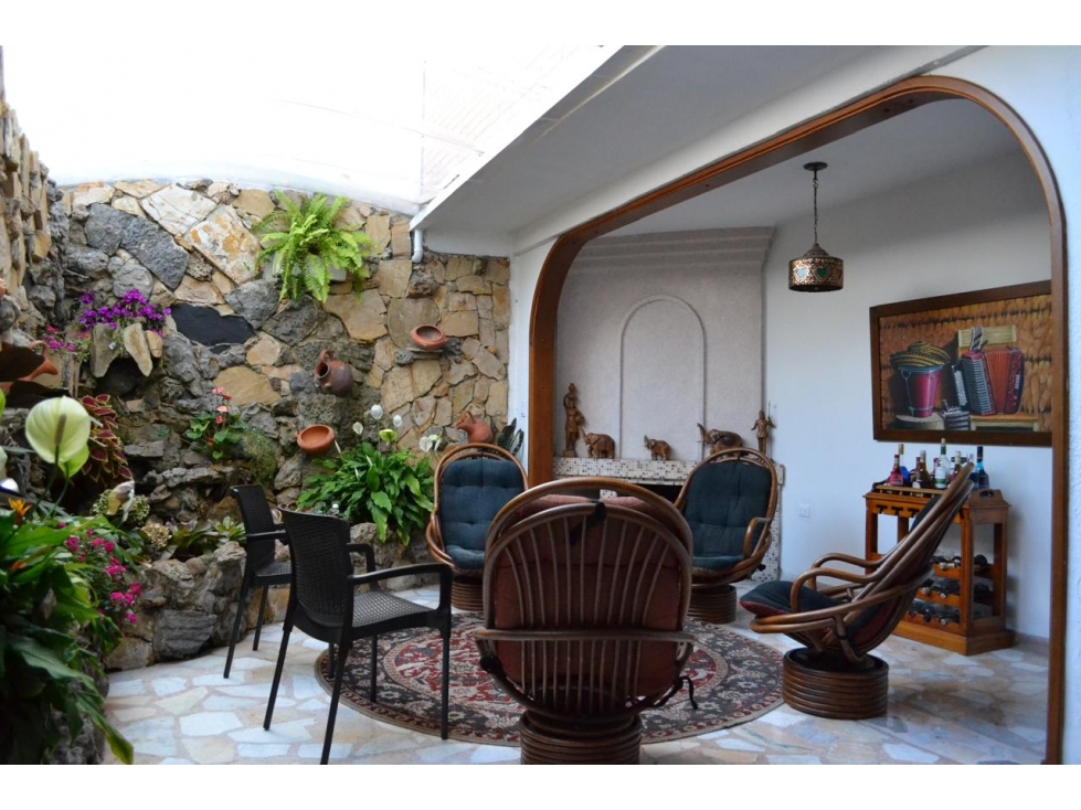 VENTA EXCELENTE CASA LA ALHAMBRA, 248 MTS