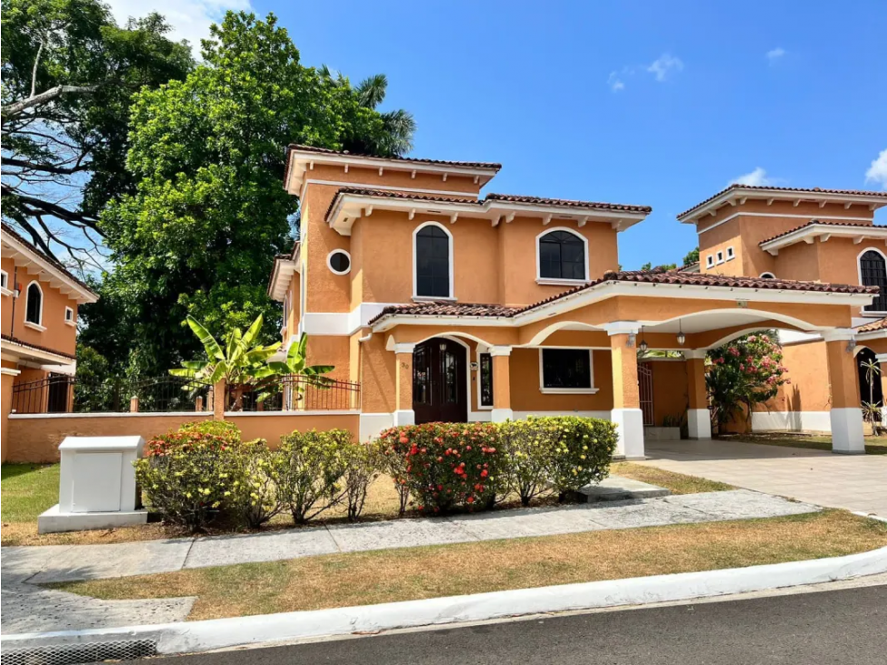 Melissa Foster Luxury Vende Hermosa Casa en Clayton Village MF519