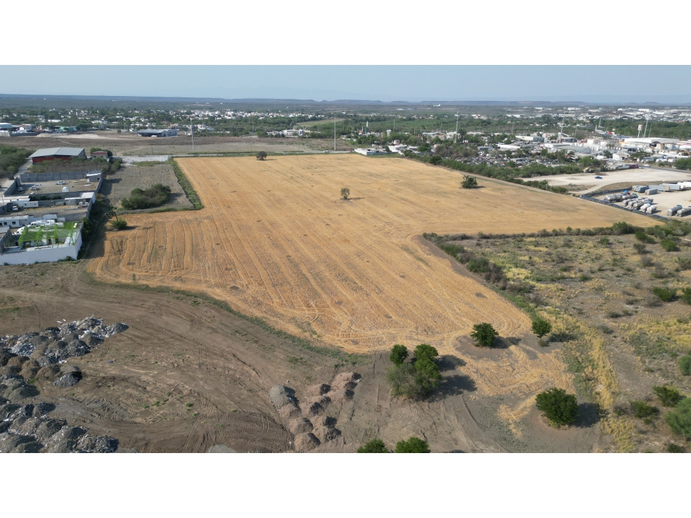 Lote de 10 hectareas acceso desde carretera , plano limpio - 2