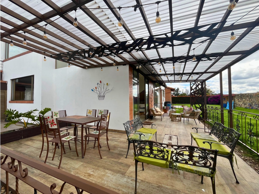 Casa para venta con pérgola y amplio lote en Cajicá
