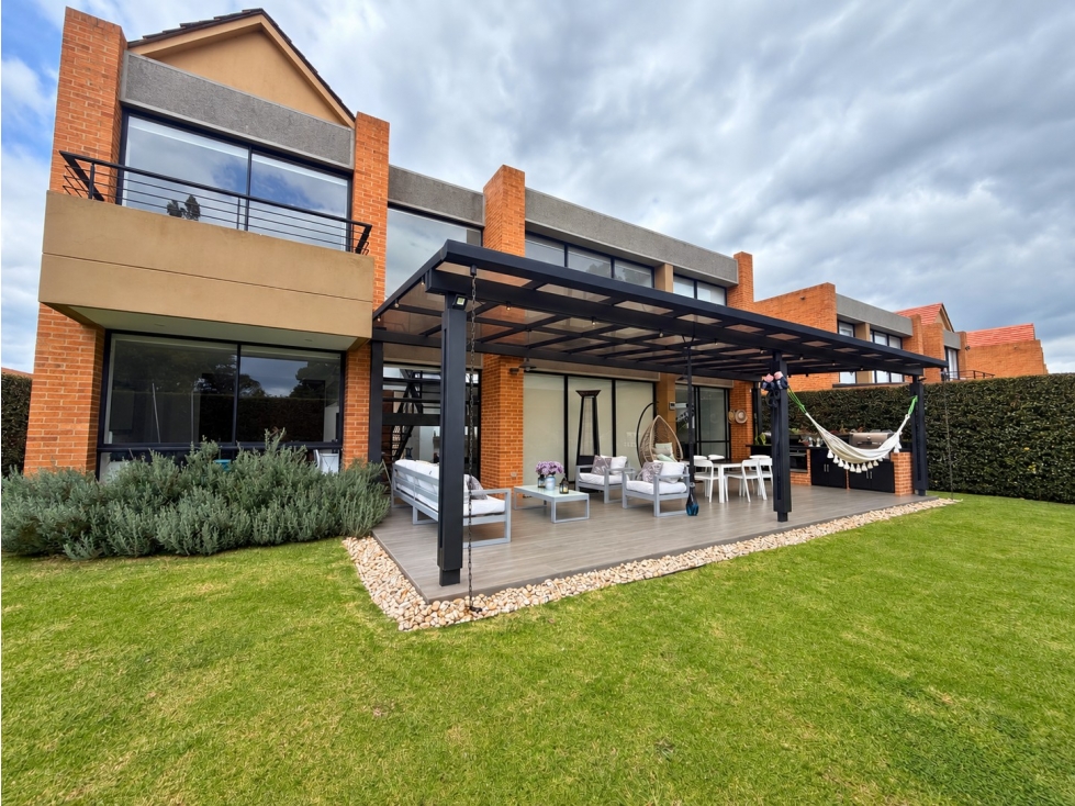 Casa tipo Passo remodelada con pérgola en Hacienda Fontanar