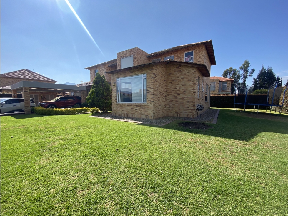 Casa de 4 habitaciones para venta sobre la Variante