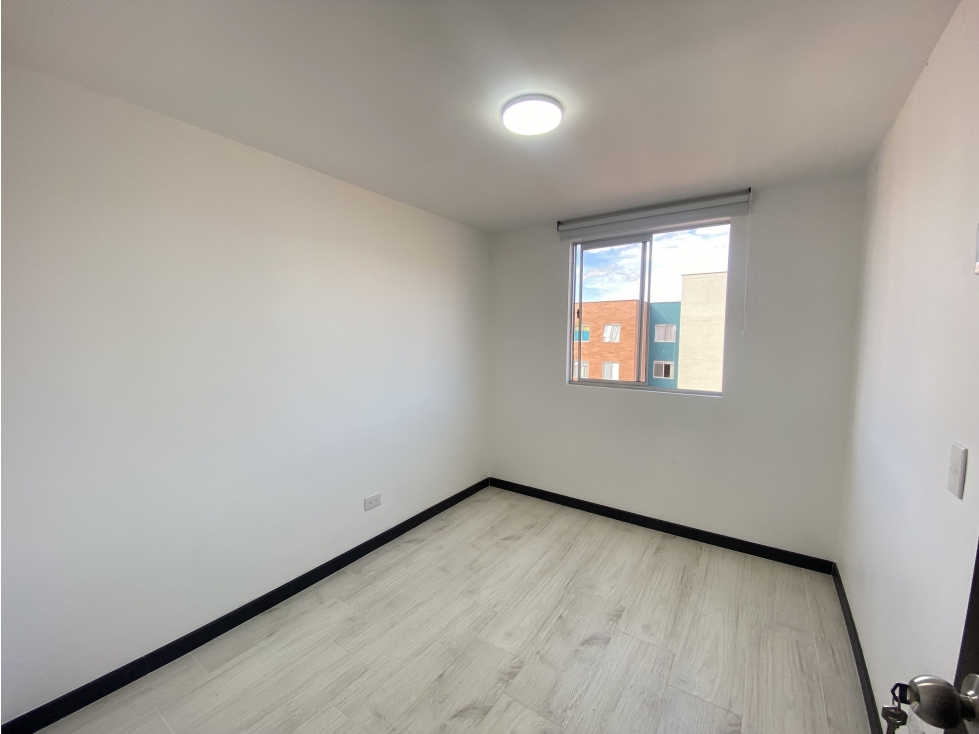 Apartamento de tres habitaciones para venta — foto 2