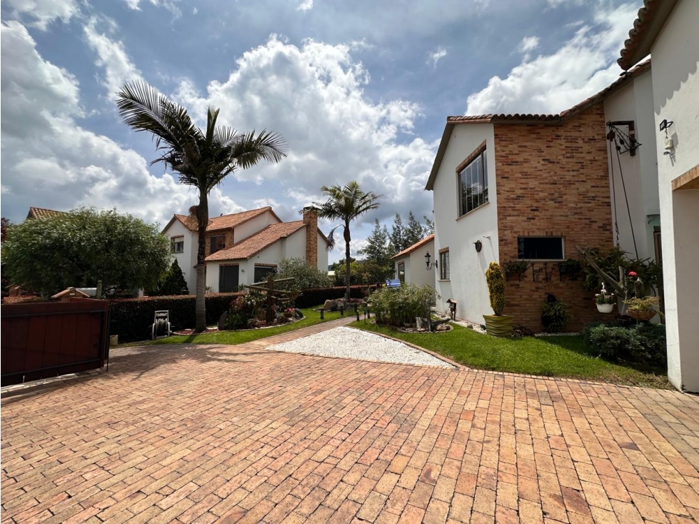 Casa rodeada de jardines para Venta en Cajicà sobre la variante