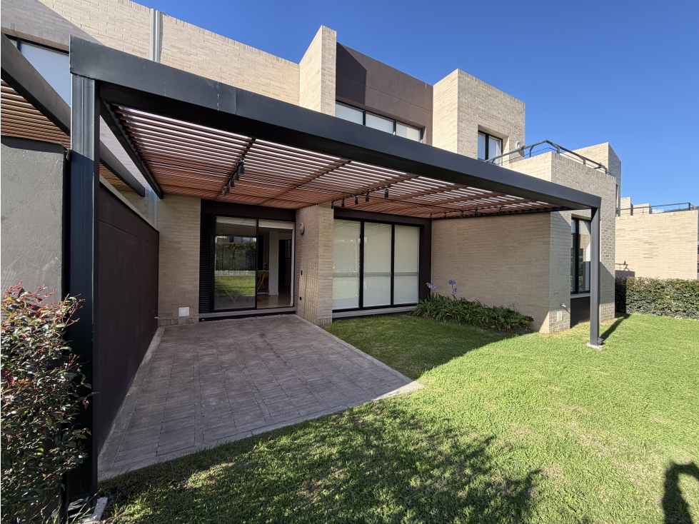 Casa con pérgola para arriendo en Hacienda Samaria