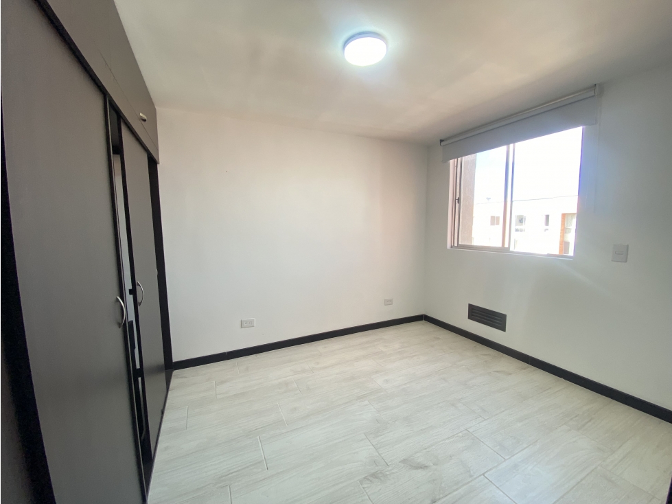 Apartamento de tres habitaciones para venta — foto 3