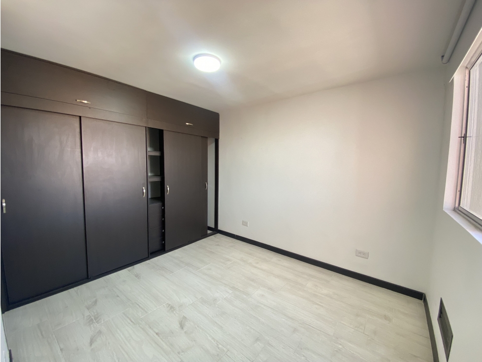 Apartamento de tres habitaciones para venta — foto 6