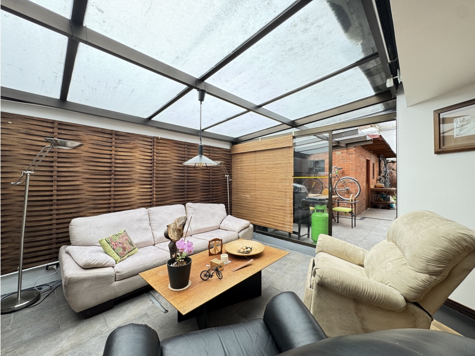 Apartamento interior con terraza en venta en Rosales