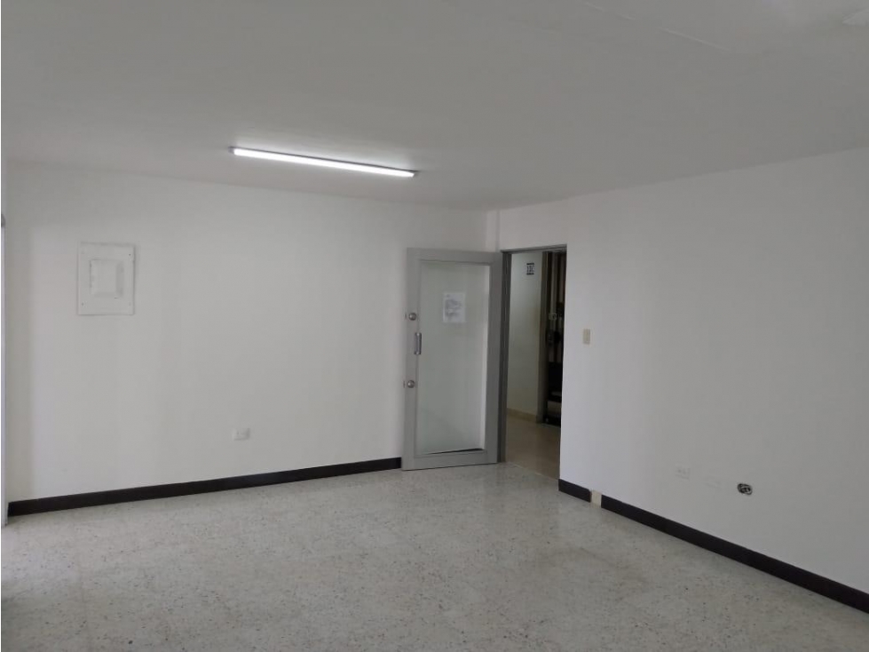 ARRIENDO OFICINA EN CENTRO HISTORICO CON BALCON — foto 3