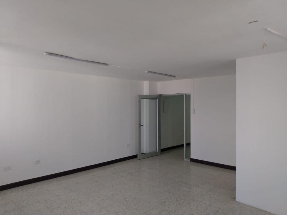 ARRIENDO OFICINA EN CENTRO HISTORICO CON BALCON — foto 5