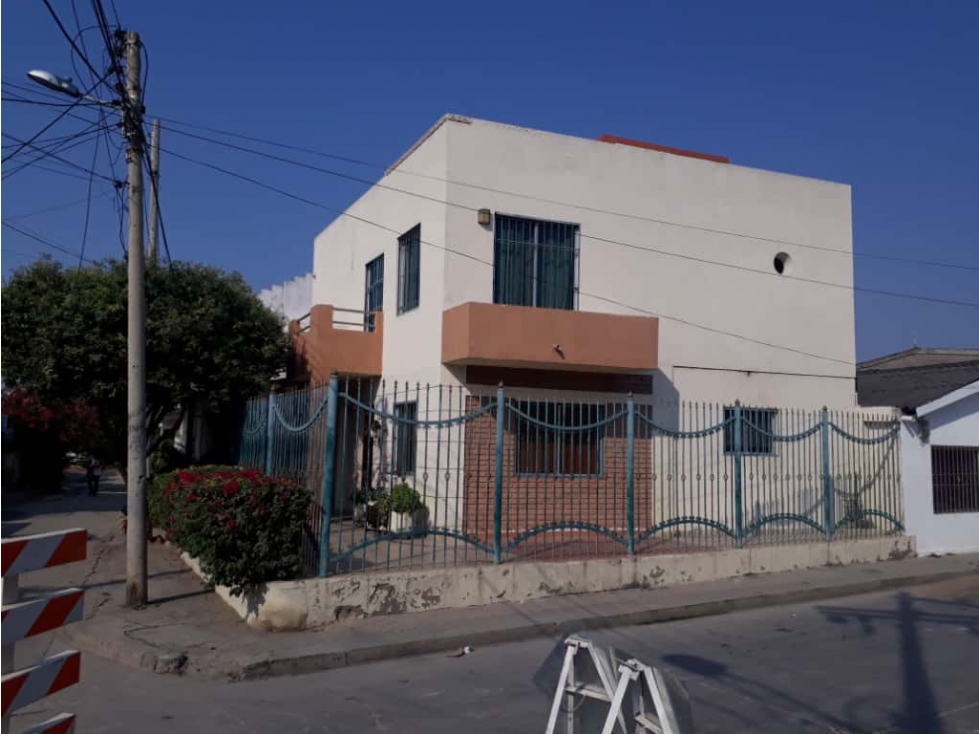 VENDO CASA EN MANGA 3 PISOS MAS MIRADOR