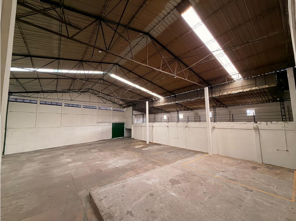 SE ARRIENDA AMPLIA BODEGA CERCA AL TERMINAL - 4