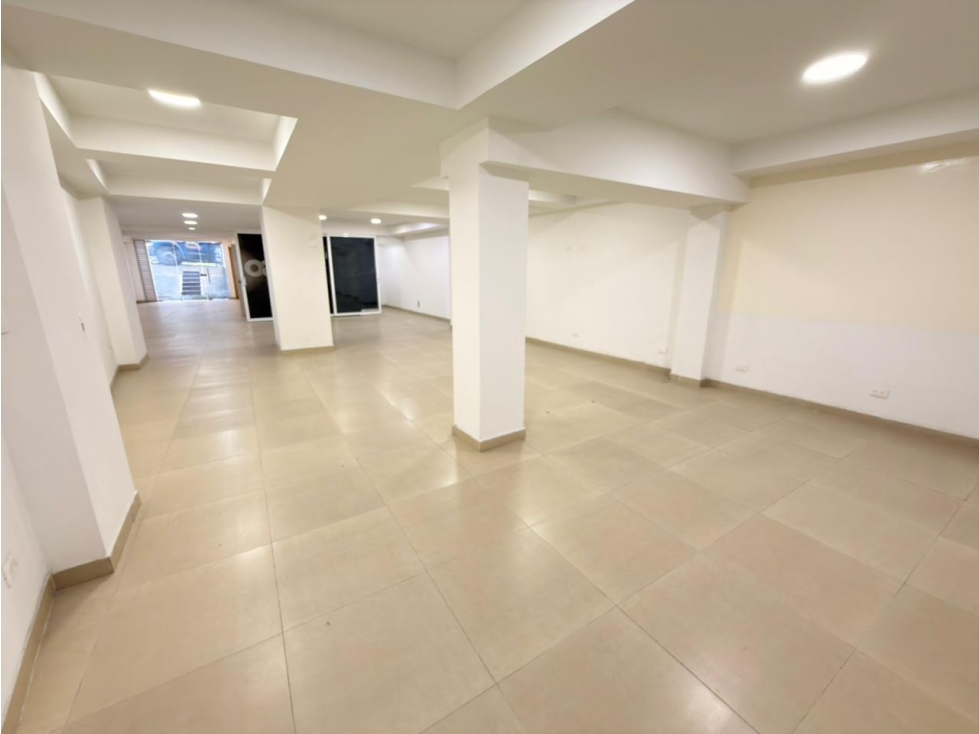 SE ARRIENDA LOCAL COMERCIAL SECTOR FUNDADORES 693 M2
