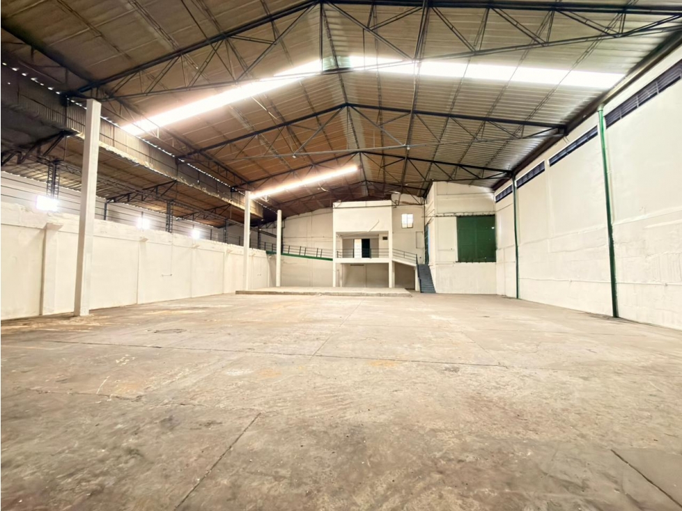 SE ARRIENDA AMPLIA BODEGA CERCA AL TERMINAL - 1