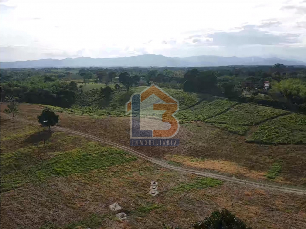 SE VENDE LOTES VÍA MONTENEGRO