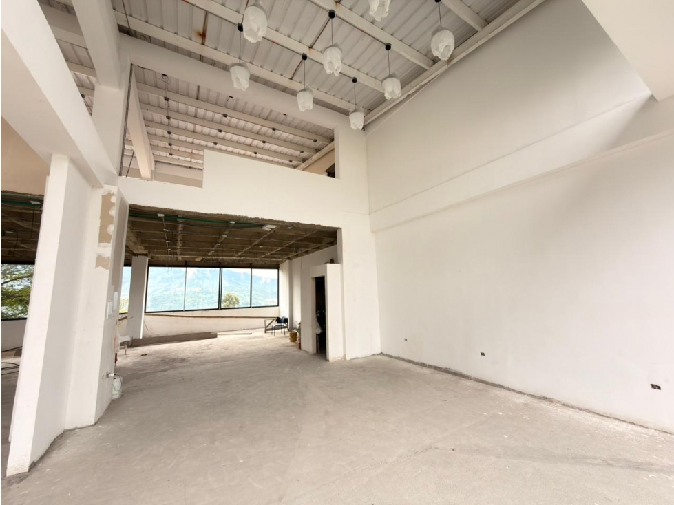 LOCAL EN VENTA O ARRIENDO MALL ALTA ZONA ORO NEGRO 220M2 — foto 2