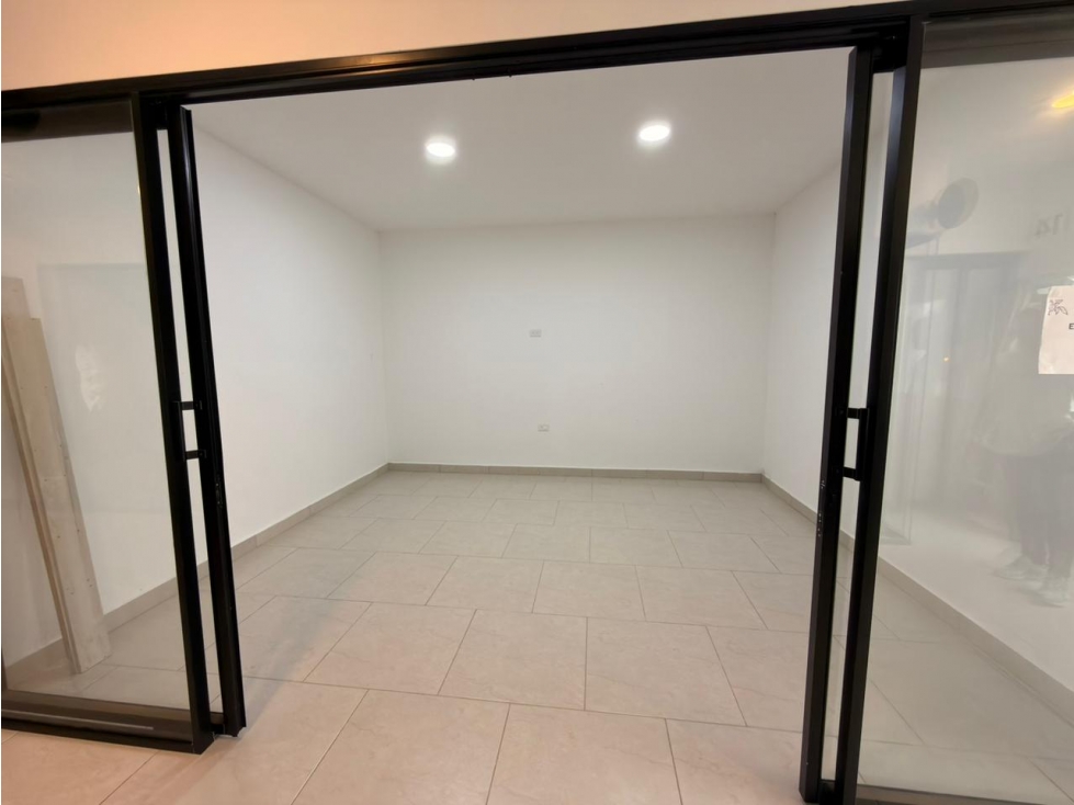 SE ARRIENDA LOCAL EN EL NORTE MALL ORIGEN 16M2 — foto 4