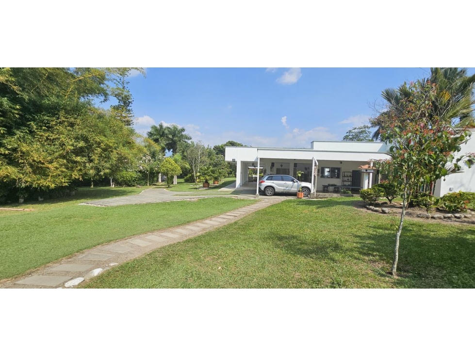 SE VENDE CHALET CERCA AL CLUB CAMPESTRE